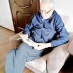 дедушка читает книгу