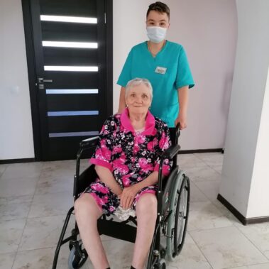пожилая в кресле коляске