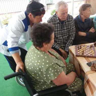 старые люди в пансионате